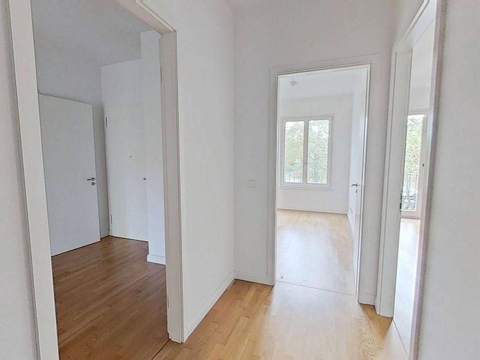 Elegantes Wohnen in Düsseldorf: Großzügige 3-Zimmer-Wohnung mit Balkon, Concierge-Service uvm. – Ansicht II: Flur