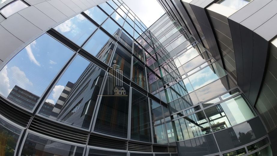 ATIK: Repräsentative Büroflächen in hervorragender Lage mit viel Tageslicht – Drohnenaufnahme