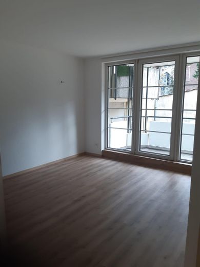 Schöne, frisch renovierte 2-Zimmer Wohnung, direkt am Schloß Broich – Wohnzimmer
