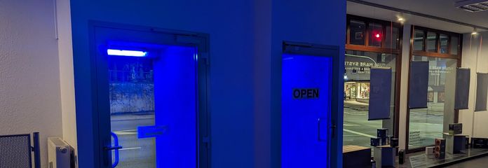 Eingang Vorne bei Nacht