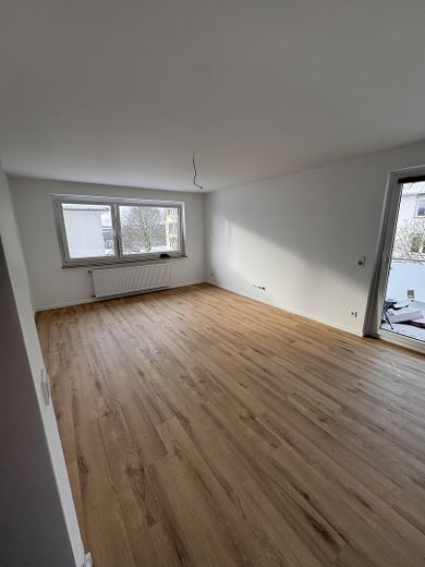 Primera ocupación tras la renovación con cocina equipada y balcón: agradable vivienda de 2,5 habitaciones en Rinteln – Wohnzimmer