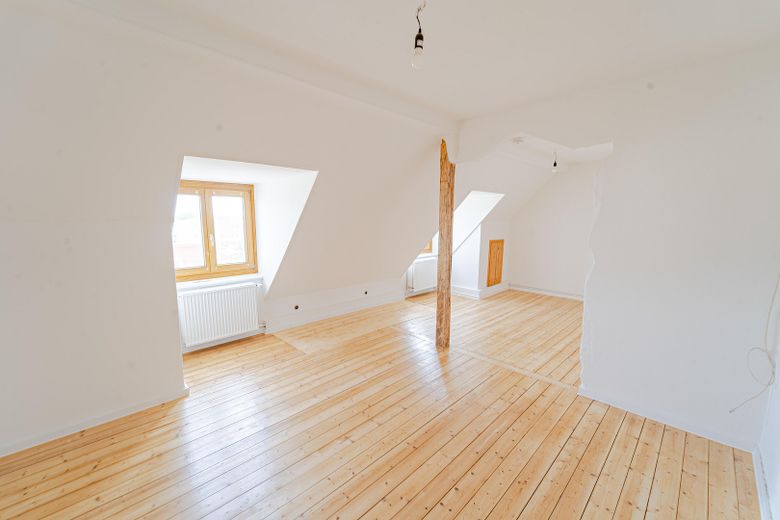 Altbautraum mit 110m² im DG, frisch renoviert, 4-Zimmer, mit neuer EBK und Gartennutzung – Zimmer 2