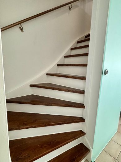 Top renoviertes Reihenmittelhaus mit Garten in Erftstadt - sofort einziehen und wohlfühlen! – Treppe zum Obergeschoss