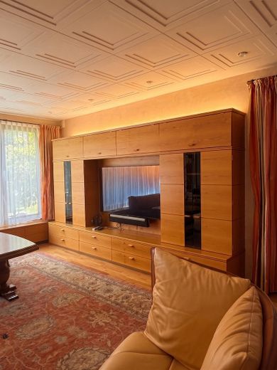Rezerve edildi: Sakin konumda, mevcut seçkin villası bulunan güneşli premium mülk – Wohnzimmer