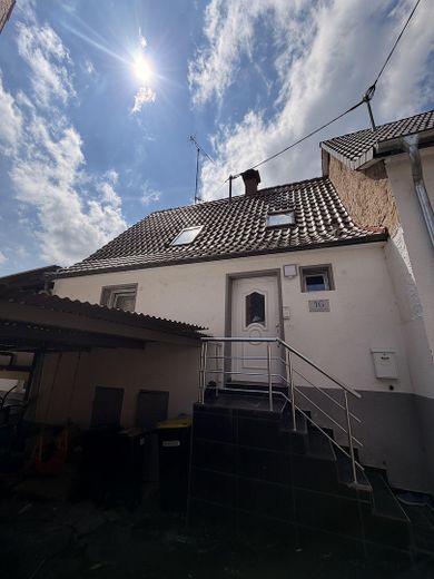 Großzügiges Einfamilienhaus über mehrere Ebenen – Außen