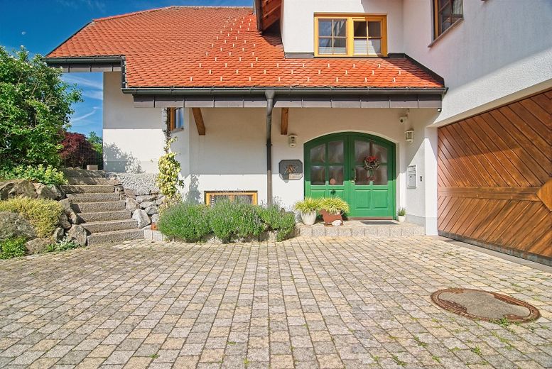 Prestigious A+ country house with in-law apartment on park-like grounds – Haupteingang
