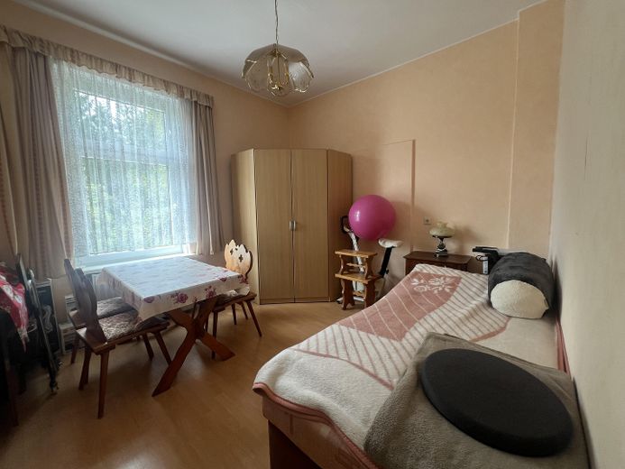 Ahır, garajlar ve büyük bahçeye sahip 2 ailelik ev – Erdgeschoss Schlafzimmer II