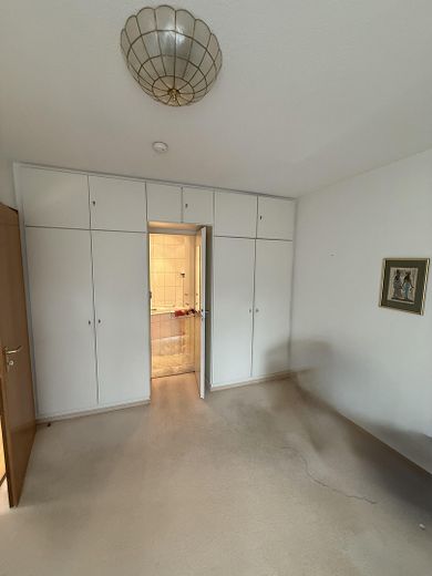 Gegenstände weg retuschieren. 