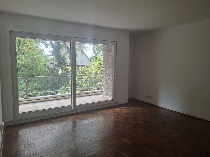 Sonniges Wohnglück mit Parkett, Balkon & frisch saniertem Wannenbad in Essen-Haarzopf – Wohnzimmer