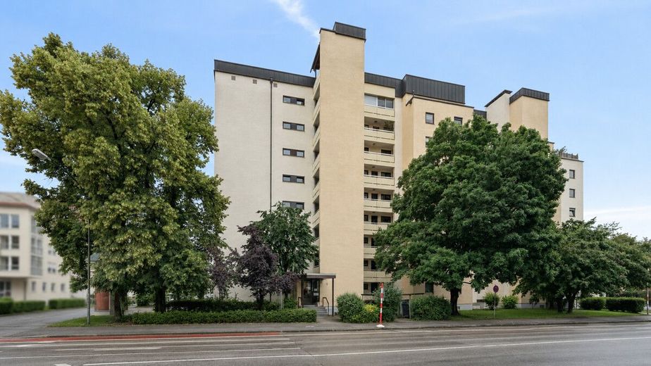 Großzügige 3-Zimmer-Maisonette in Landshut mit Loggia, Aufzug und Tiefgaragenstellplatz inklusive – Hausansicht