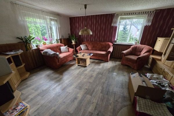 Casa unifamiliare bisognosa di risanamento con 212 mq su un terreno di 1.770 mq con piscina & garage doppio + casetta da giardino