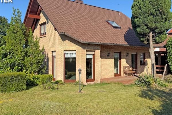 Im schönen Pinnow am See - tolles Haus, schönes Grundstück, heller Keller für Wohnen und Hobby