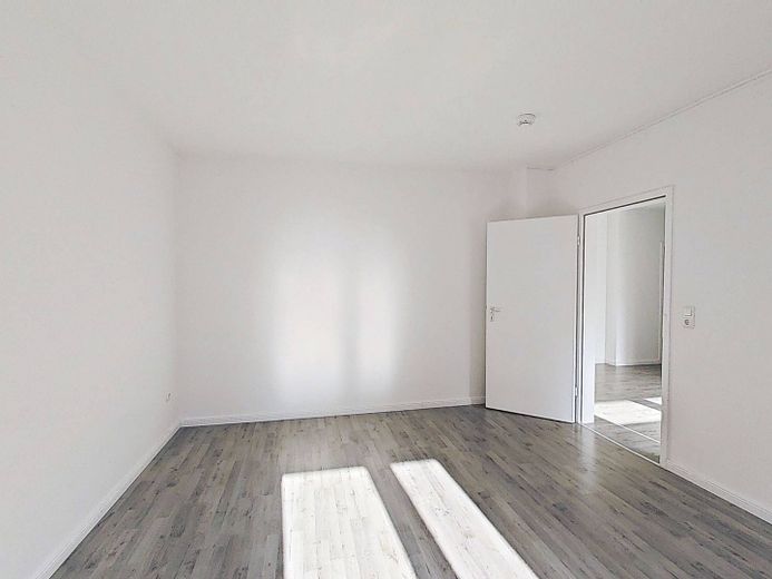 Comfortabel ingerichte 3-kam.-app. met BALKON, inbouwkeuken en ligbad – Ansicht II: Wohn- und Esszimm…