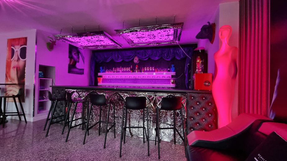 Interessantes Gebäude Ensemble – Tresen Penthouse Lounge