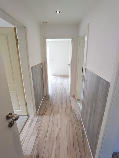 Ruhige 2 ZKB mit EBK und Stellplatz – Wohnungseingang und Flur