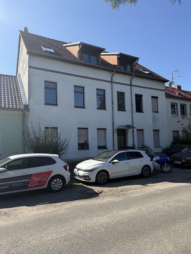 Eigener Garten | Stilvolle 2-Zimmer-Wohnung mit hochwertiger Ausstattung & Einbauküche – Wohnhaus 