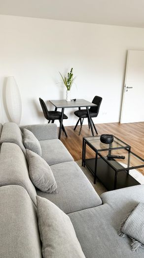 Sanierte und möblierte 2-ZKB Eigentumswohnung – Wohnzimmer