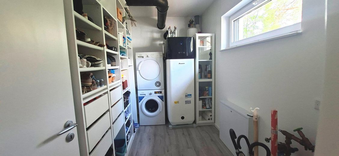RESERVIERT  Moderner Neubau-Bungalow  mit pflegeleichtem Garten – Hauswirtschaftsraum