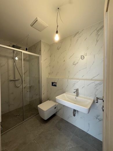 Neuwertige 3-Zimmer Wohnung, Fussbodenheizung in Berlin Biesdorf, B12 – Badezimmer