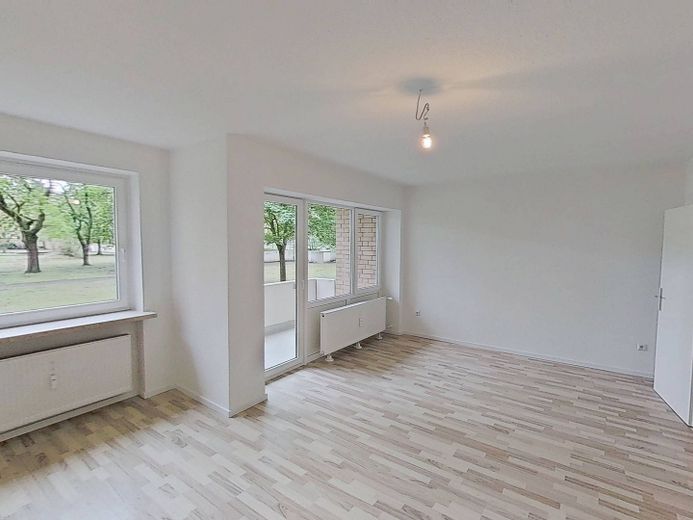 Große 2-Zimmer-Erdgeschosswohnung mit schönem BALKON – Ansicht I: Wohn- und Esszimmer