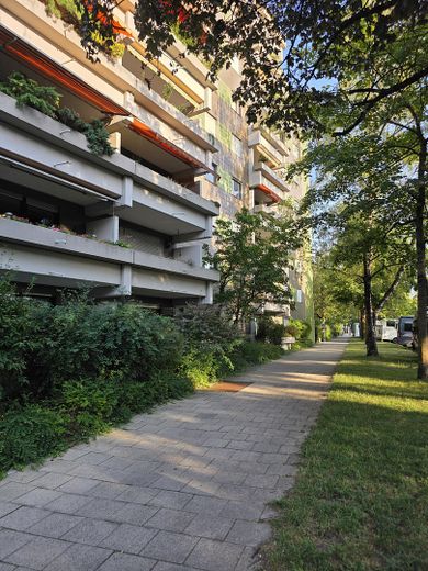 TOP RENOVIERTE UND KOMPLETT EINGERICHTETE 2,5-ZIMMER WOHNUNG IN SCHWABING WEST - PROVISIONSFREI – Haus