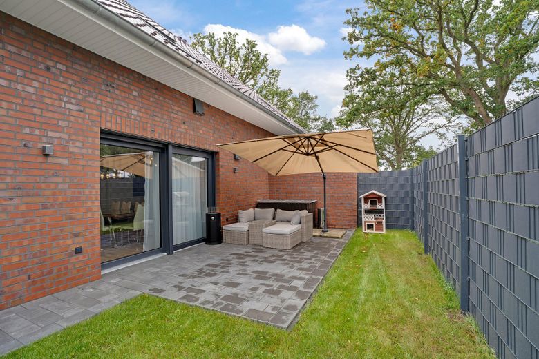 Construction neuve spacieuse avec logement indépendant, installation photovoltaïque et concept d’utilisation polyvalent à Meppen-Rühle – Terrasse