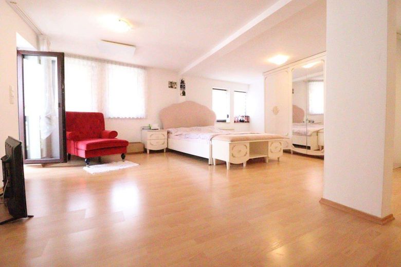 WRS Immobilien - Freudenberg - direkt im Zentrum + am Main - saniertes EFH mit Einzelgarage – Schlafzimmer - Bild 1 - 2. OG