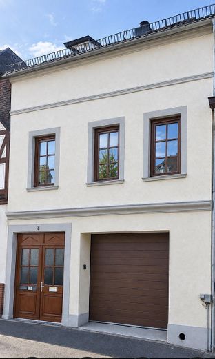 Zadbany dom dwurodzinny w Bingen-Stadt z wewnętrznym dziedzińcem i garażem – Zdjęcie 1