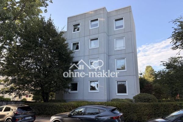 Plenty of room for your own ideas: 4 rooms with west-facing loggia – commission-free in Hummelsbüttel