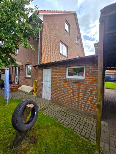 Massive Doppelhaushälfte in Hamburg-Fischbek – Hauseingang mit Garage