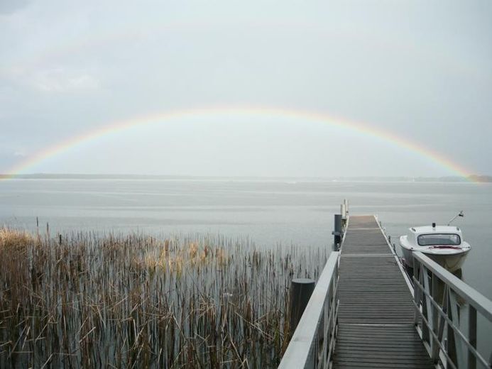 2 HÄUSER AM SEE: Stadtvilla+Cottage, Seezugang m. Bootssteg, Garten, Terrasse, Ferienwohnung – Regenbogen am See