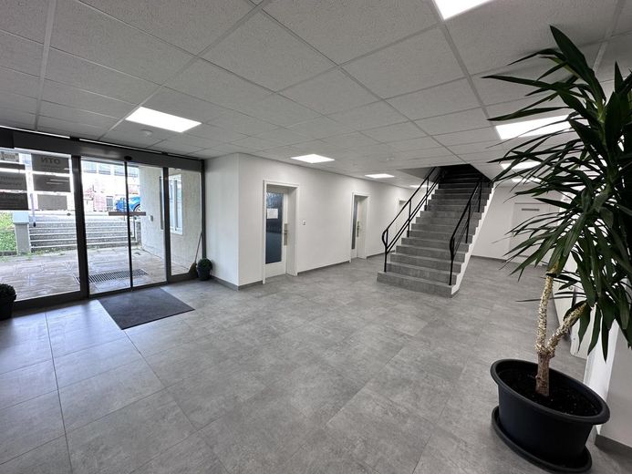 Bureau lumineux et accueillant d’env. 22 m² de surface utile, disponible immédiatement – Eingangsbereich