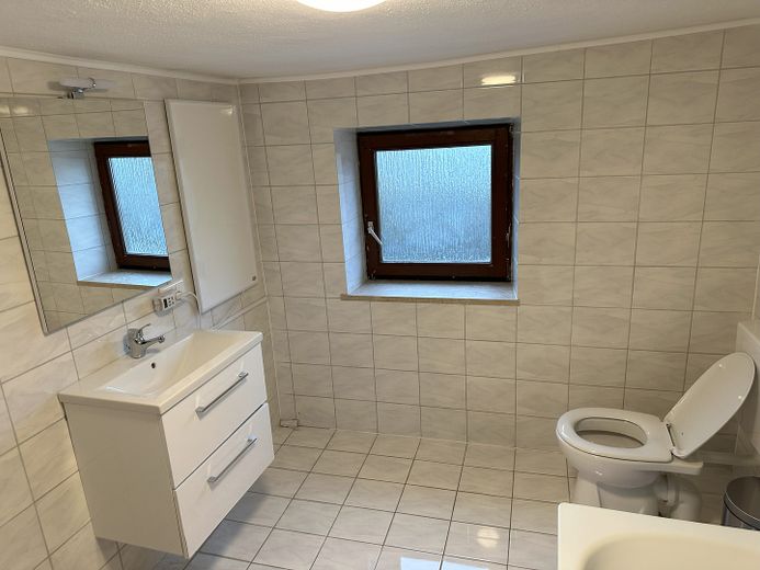NUR FÜR MONTEUR / Wohnungen pro Person 300€, möbiliert zu Mieten – OG Bad 