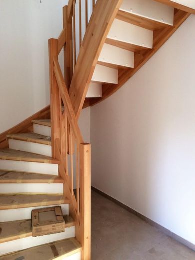 Naturnah Wohnen in Wandlitz – Buchenholztreppe