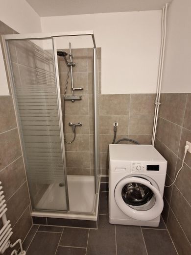 Luminoso, moderno, céntrico: elegante apartamento de 1 habitación (vacío o amueblado) – Bad mit Waschmaschine
