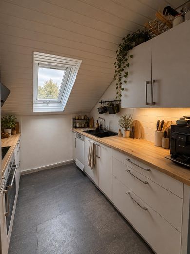 4 Zimmer Dachgeschosswohnung mit neuer Küche – Küche
