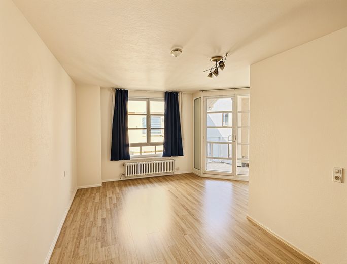 Provisionsfrei: Helle 2-Zi.-Wohnung mit Balkon in der Reutlinger Altstadt – neues Bad, Fernwärme – Schlafzimmer mit Balkonzugang