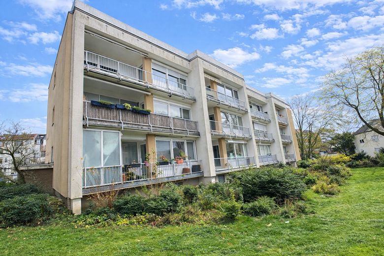Begehrte Lage Weststadt: ETW mit Balkon und Garage – Mehrstöckige Wohnanlage im Grünen