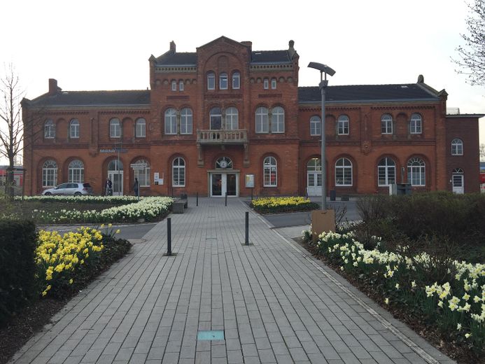 Schicke Büros im wunderschönen denkmalgeschützten Bahnhof 1A LAGE – Stadtseite bei Tag