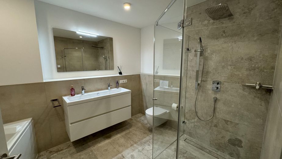 Exklusive 4,5-Zimmer-Wohnung 2 Balkone und EBK – Hauptbad