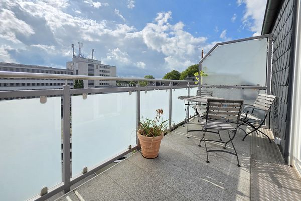 Nicht alltägliche 2,5 Raum Komfortwhg. großer Sonnenbalkon, Bad: Wanne + Dusche, Echtholzparkett