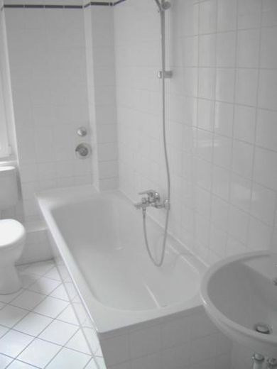 Wunderschöne große 4 Zimmer Altbauwohnung Prenzlauer Berg – Badezimmer