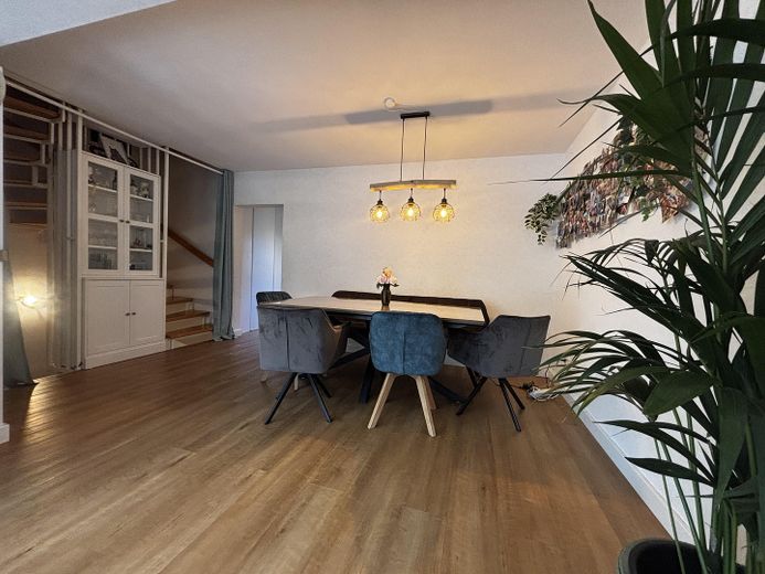 ¡De particular, sin agencia inmobiliaria! Casa adosada intermedia ideal para familias, en una ubicación perfecta y con instalación solar – Esszimmer