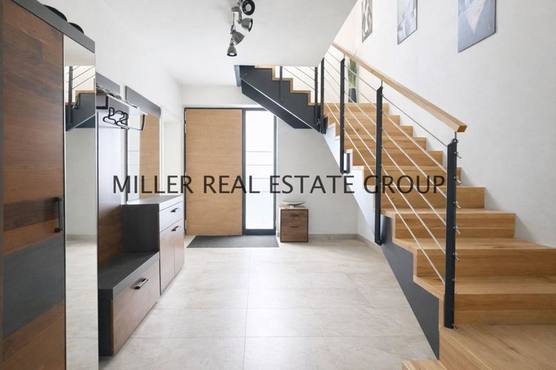 Exklusive Luxusvilla in 85095 Denkendorf - Einliegerwohnung, XXL-Garage, Südgarten &amp; unverbaubarer Weitblick! – Eingang/ Diele