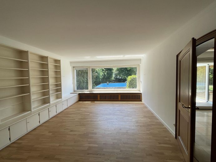Casa progettata da un architetto a mezza collina – Wohnzimmer
