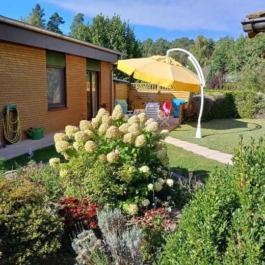 Barrierefreier Bungalow in gepflegter Gartenanlage – Bungalow -Terrasse m. Sonnens.
