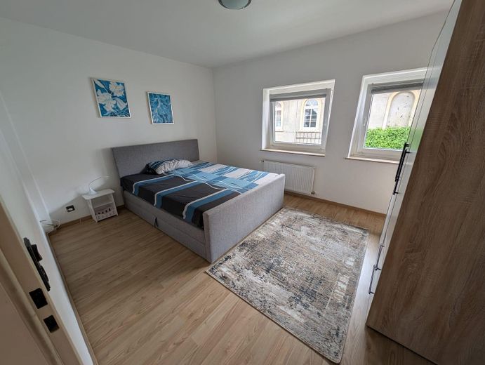 Wohnen im historischen Fachwerkhaus: möblierte 3-Zimmer-Wohnung 1 Min in die Innenstadt – Schlafzimmer Nr 1