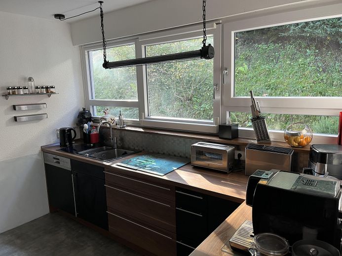4 - Zimmerwohnung mit atemberaubendem und unverbaubarem Panoramablick im Bieterverfahren – Küche mit Blick in Garten 