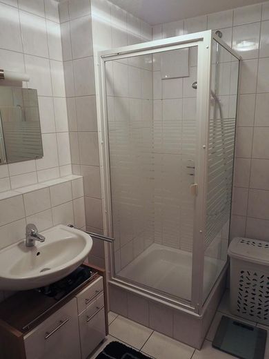 Provisionsfreie, energieeffiziente 3,5-Zimmer-Maisonette-Wohnung auf der Schillerhoehe in Marbach – Badezimmer (unten) Duschkabine