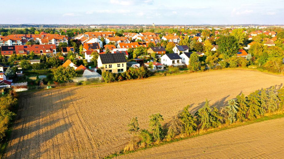 Ruhe mit Blick über Felder: Exklusives wohngesundes Plusenergie-Doppelhaus, S-Bahn fußläufig – Oase am Stadtrand